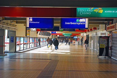 900038 Gezicht in de Jaarbeurstraverse te Utrecht, vanaf de Stationshal.